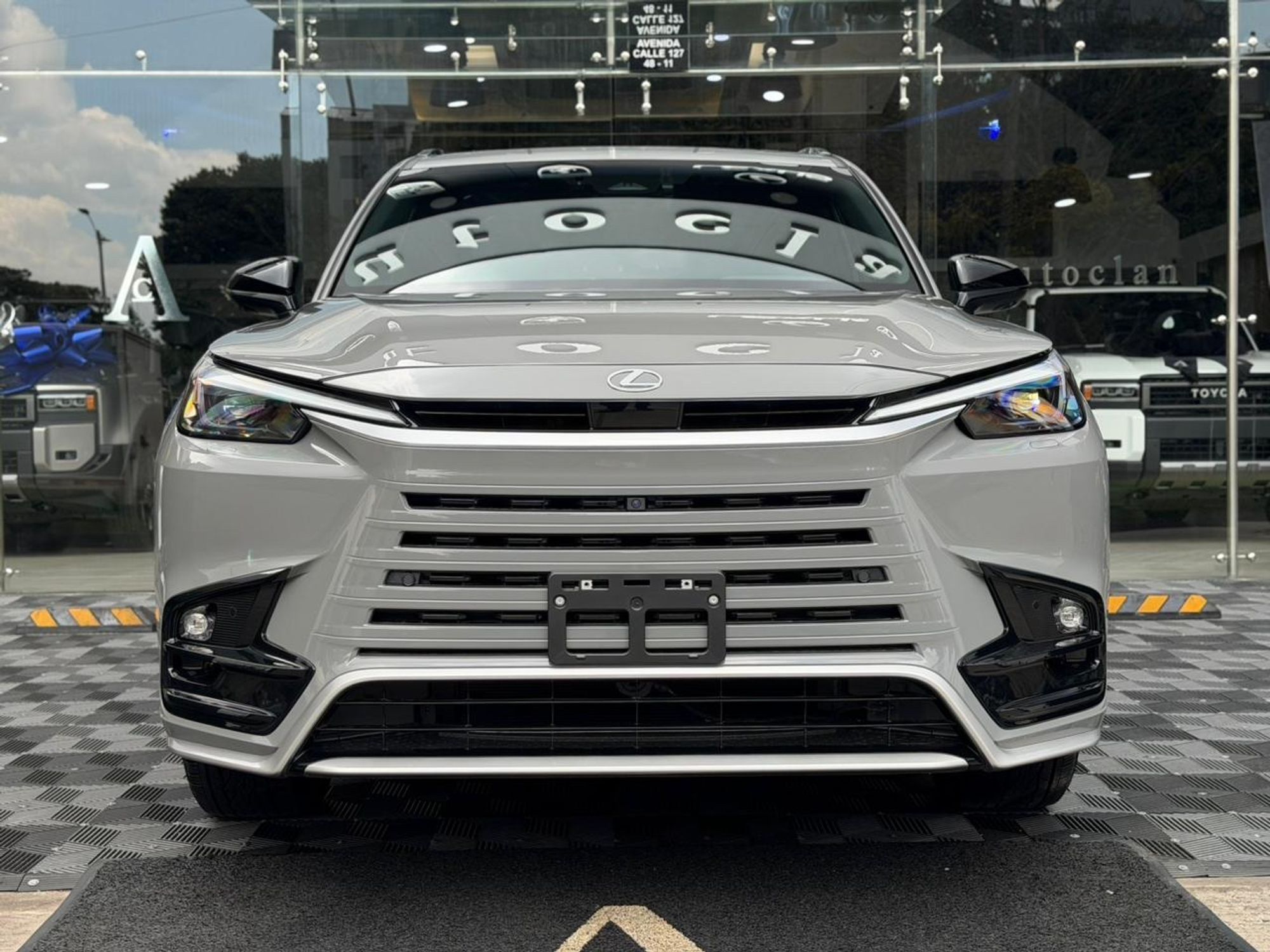 Lexus TX 550h - Image 2