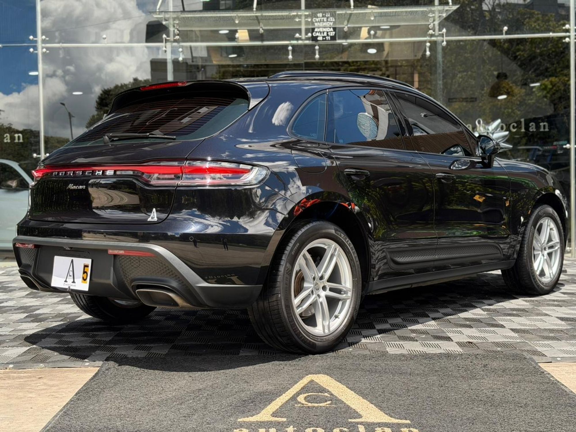 Porsche Macan Luxury - Image 4