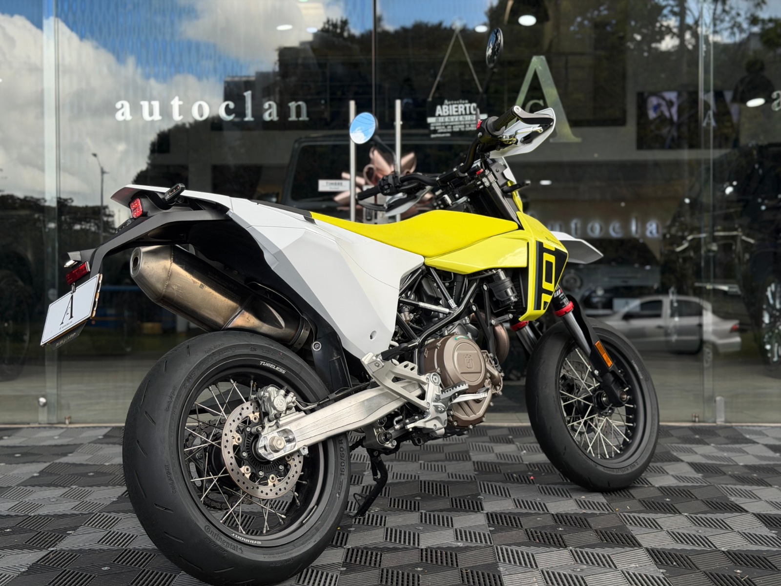 Husqvarna 701 Supermoto 2026 375 km Amarillo Blanco - Image 4