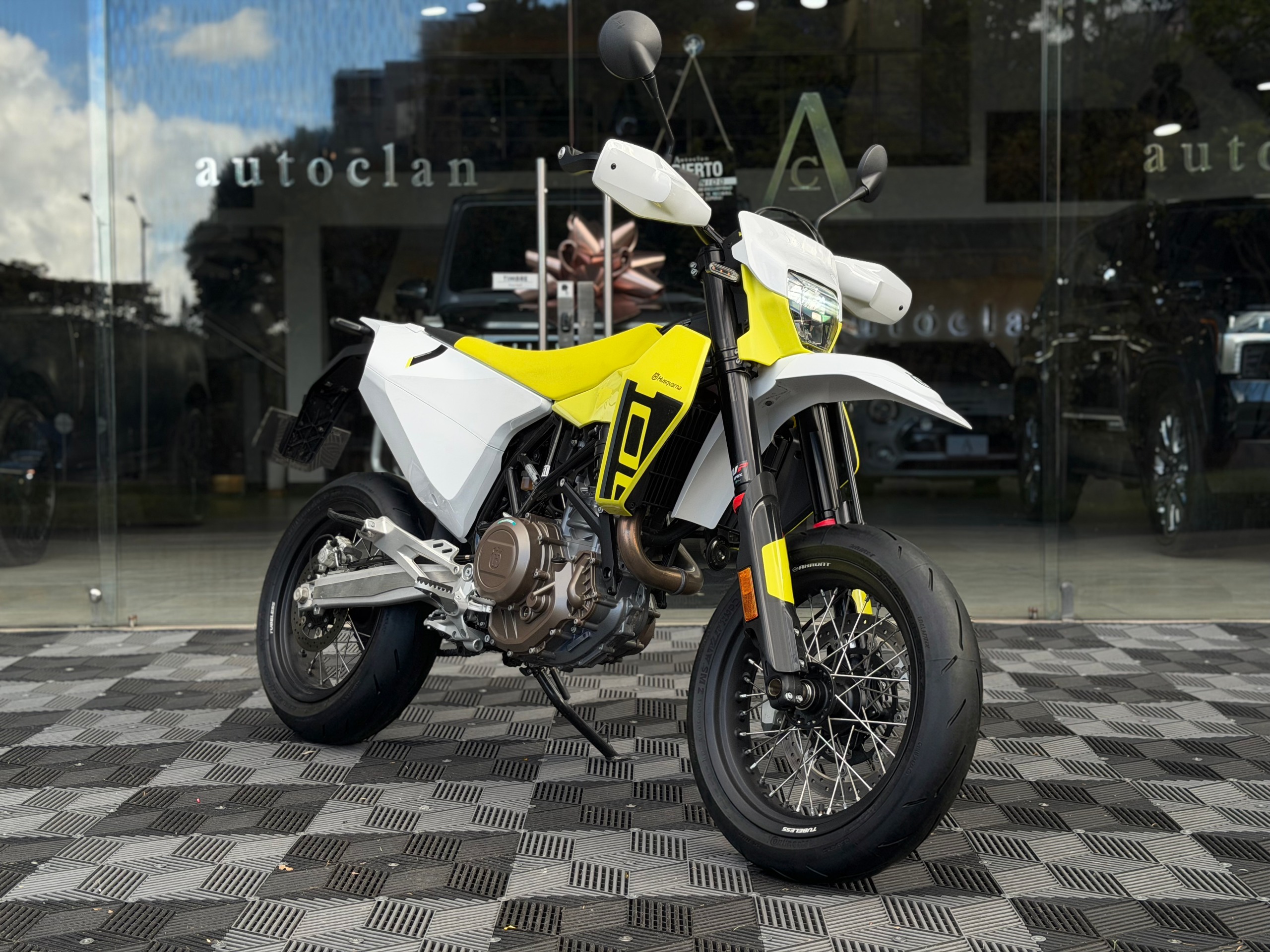 Husqvarna 701 Supermoto 2026 375 km Amarillo Blanco