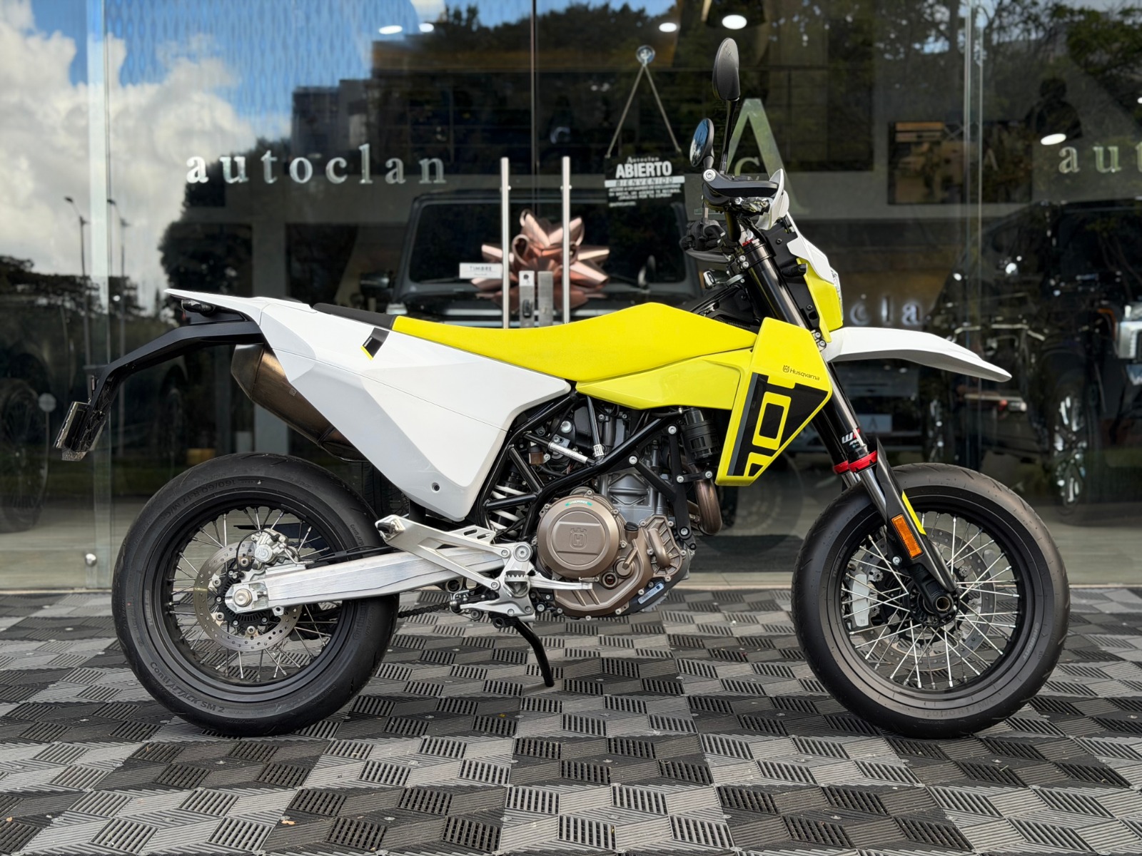 Husqvarna 701 Supermoto 2026 375 km Amarillo Blanco - Image 3