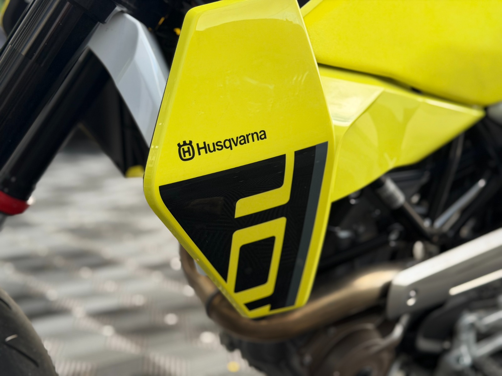 Husqvarna 701 Supermoto 2026 375 km Amarillo Blanco - Image 11