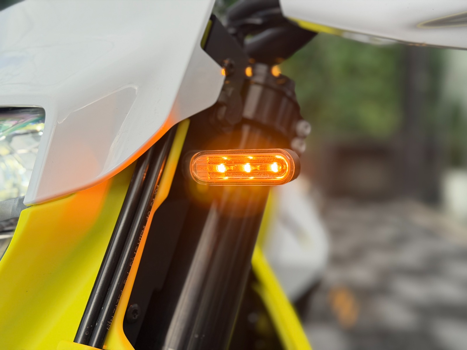 Husqvarna 701 Supermoto 2026 375 km Amarillo Blanco - Image 13