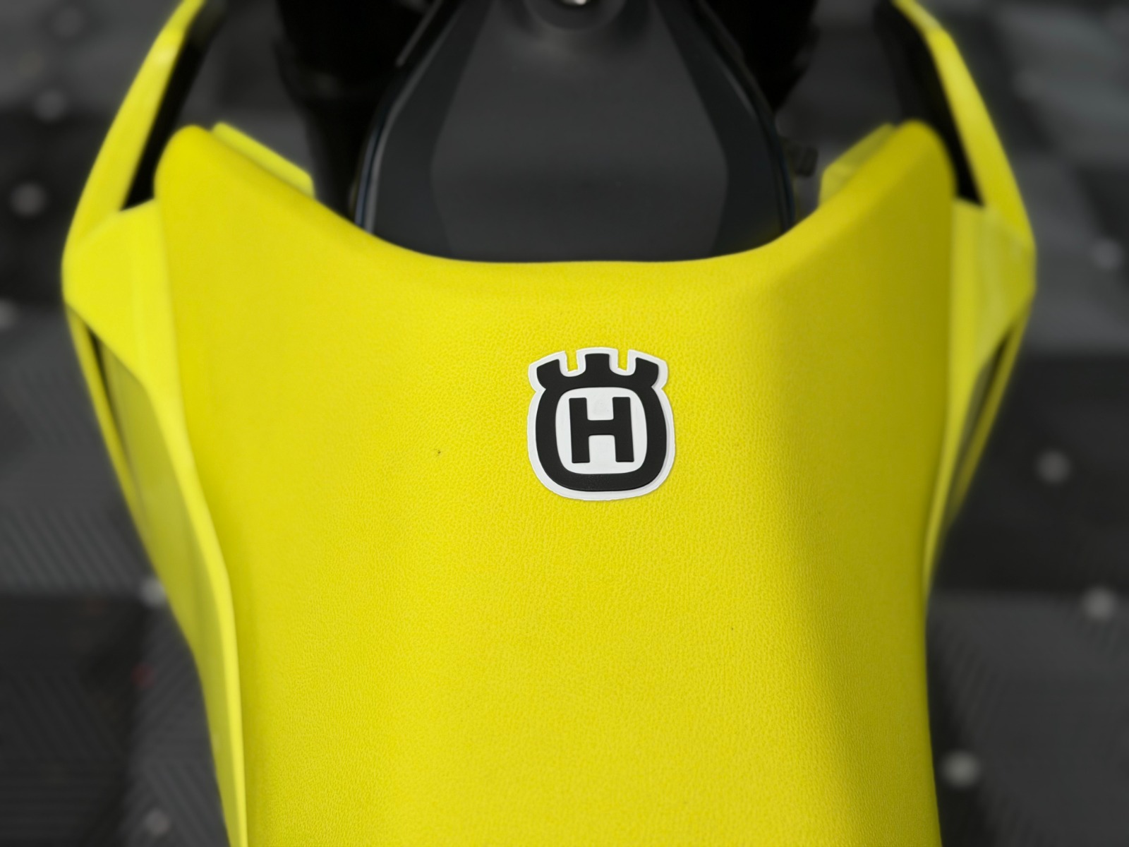 Husqvarna 701 Supermoto 2026 375 km Amarillo Blanco - Image 12