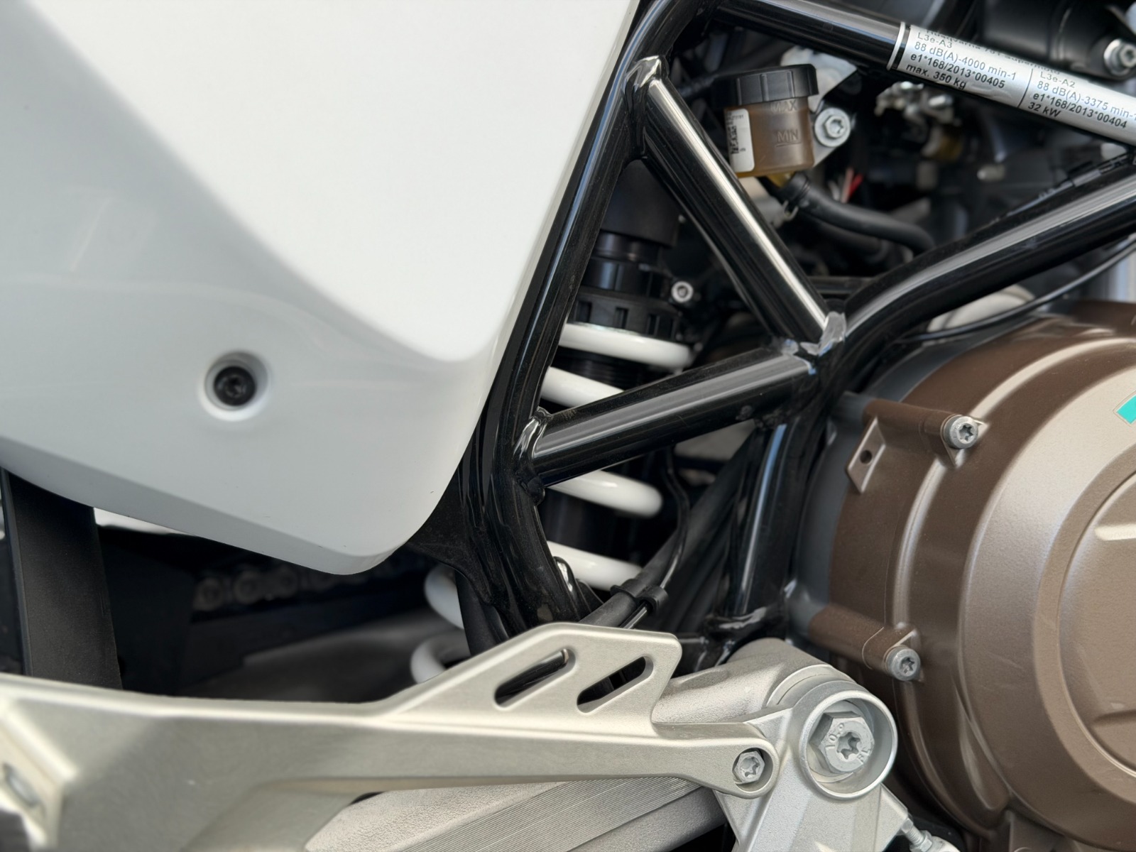 Husqvarna 701 Supermoto 2026 375 km Amarillo Blanco - Image 9
