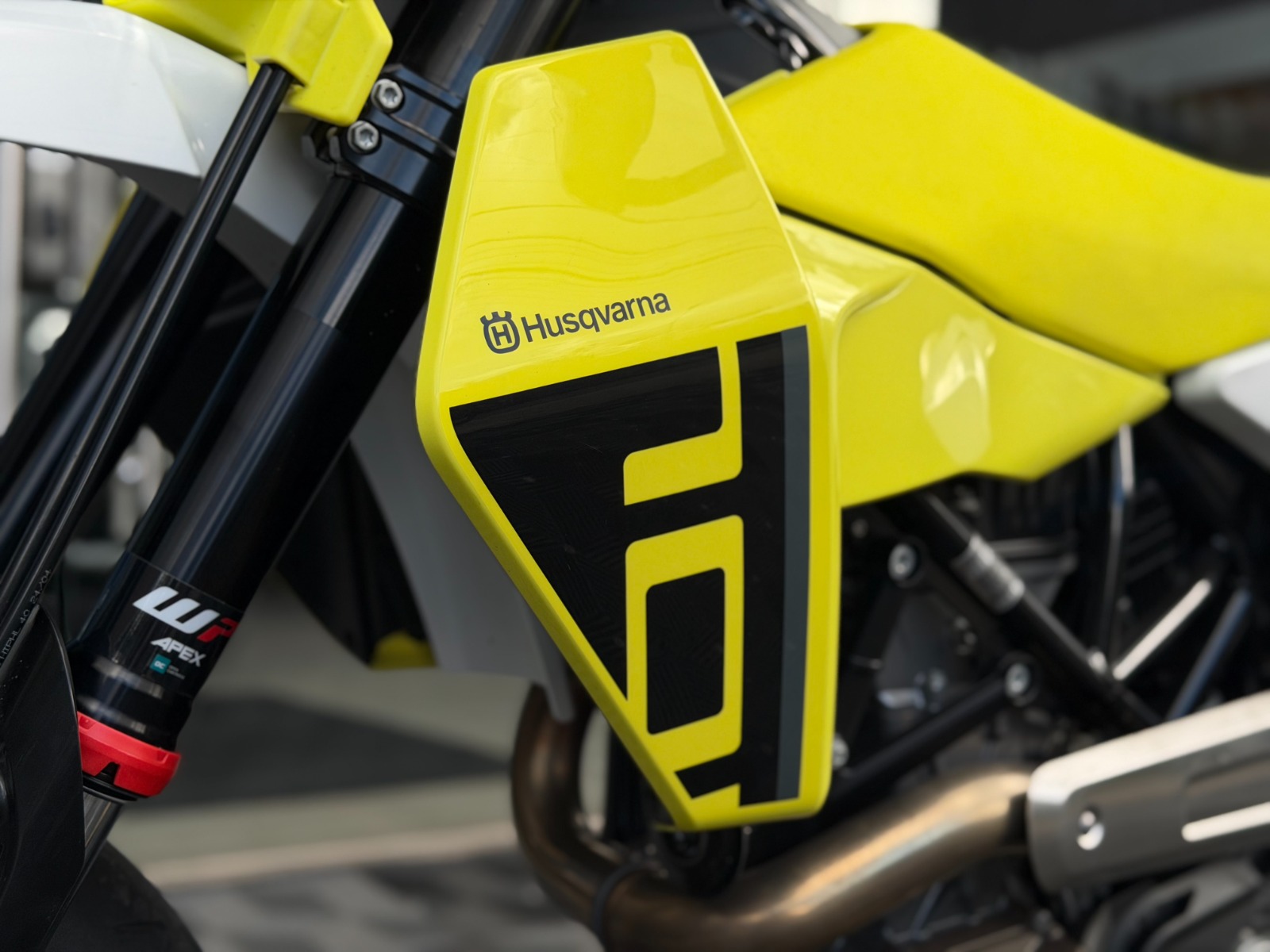 Husqvarna 701 Supermoto 2026 375 km Amarillo Blanco - Image 10