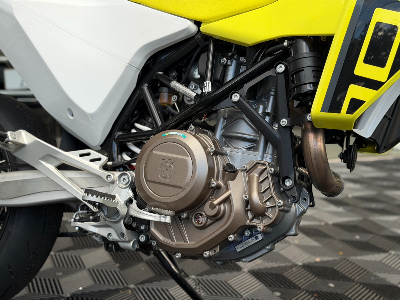 Husqvarna 701 Supermoto 2026 375 km Amarillo Blanco - Image 7