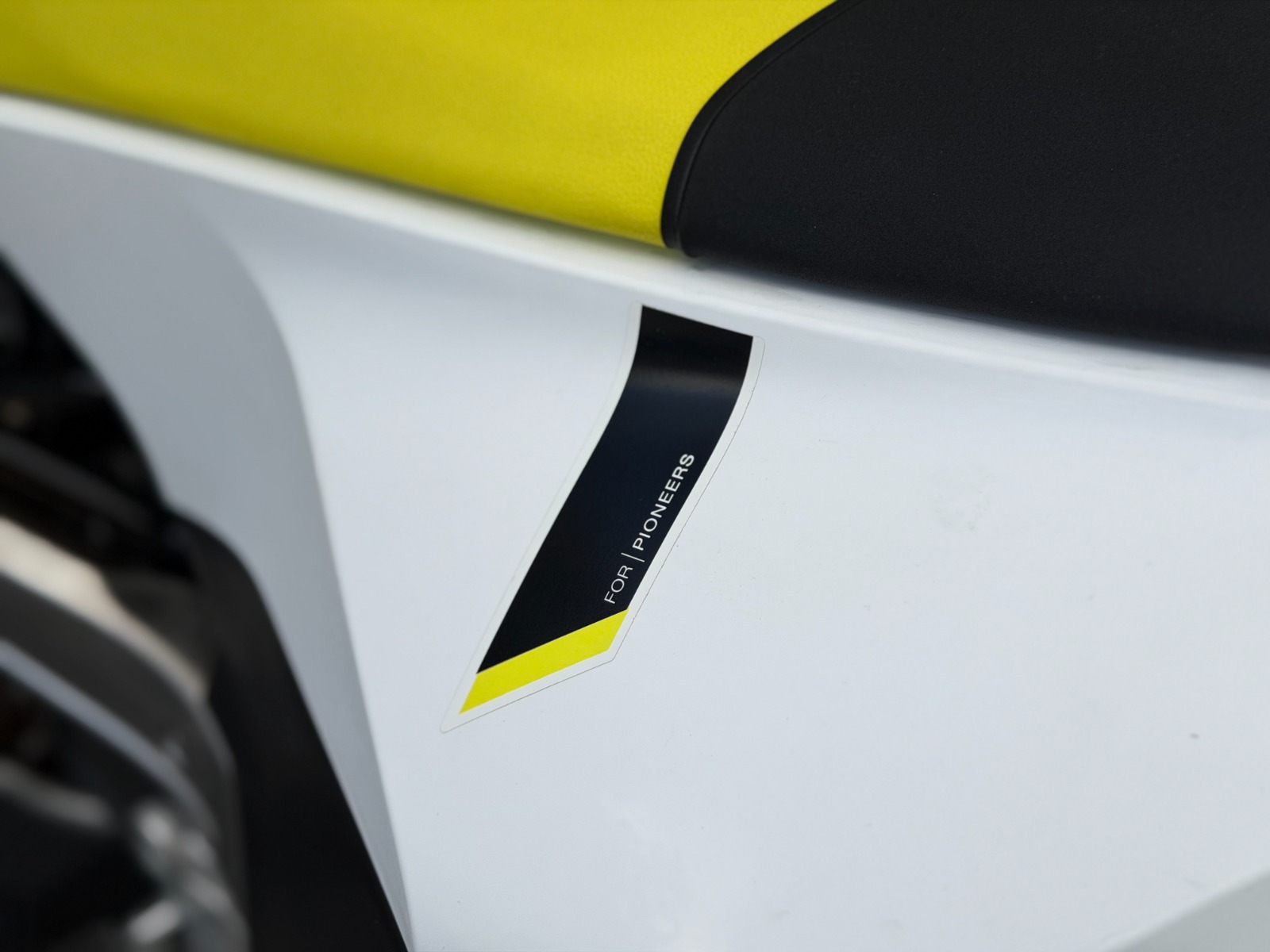 Husqvarna 701 Supermoto 2026 375 km Amarillo Blanco - Image 8