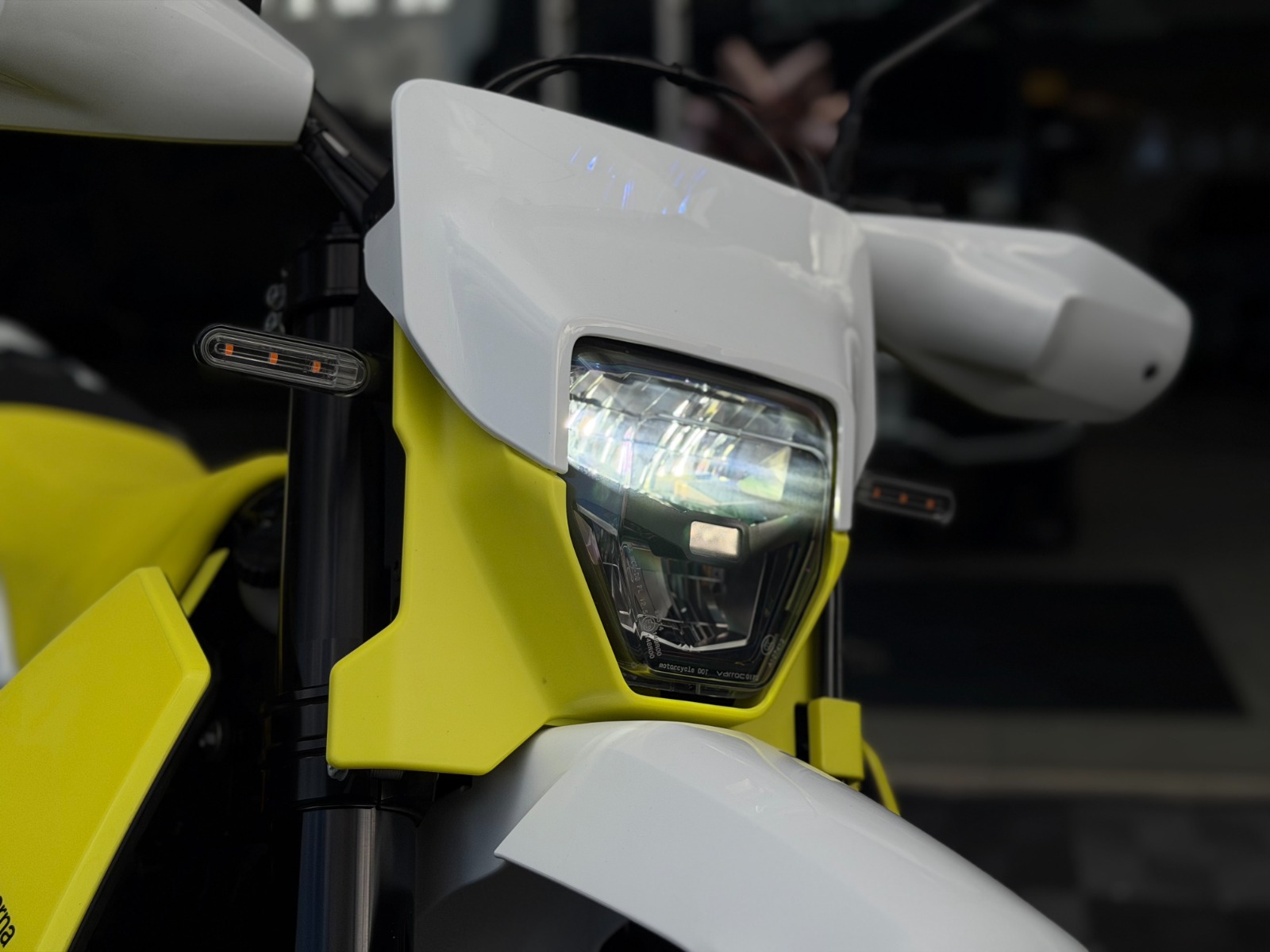 Husqvarna 701 Supermoto 2026 375 km Amarillo Blanco - Image 6