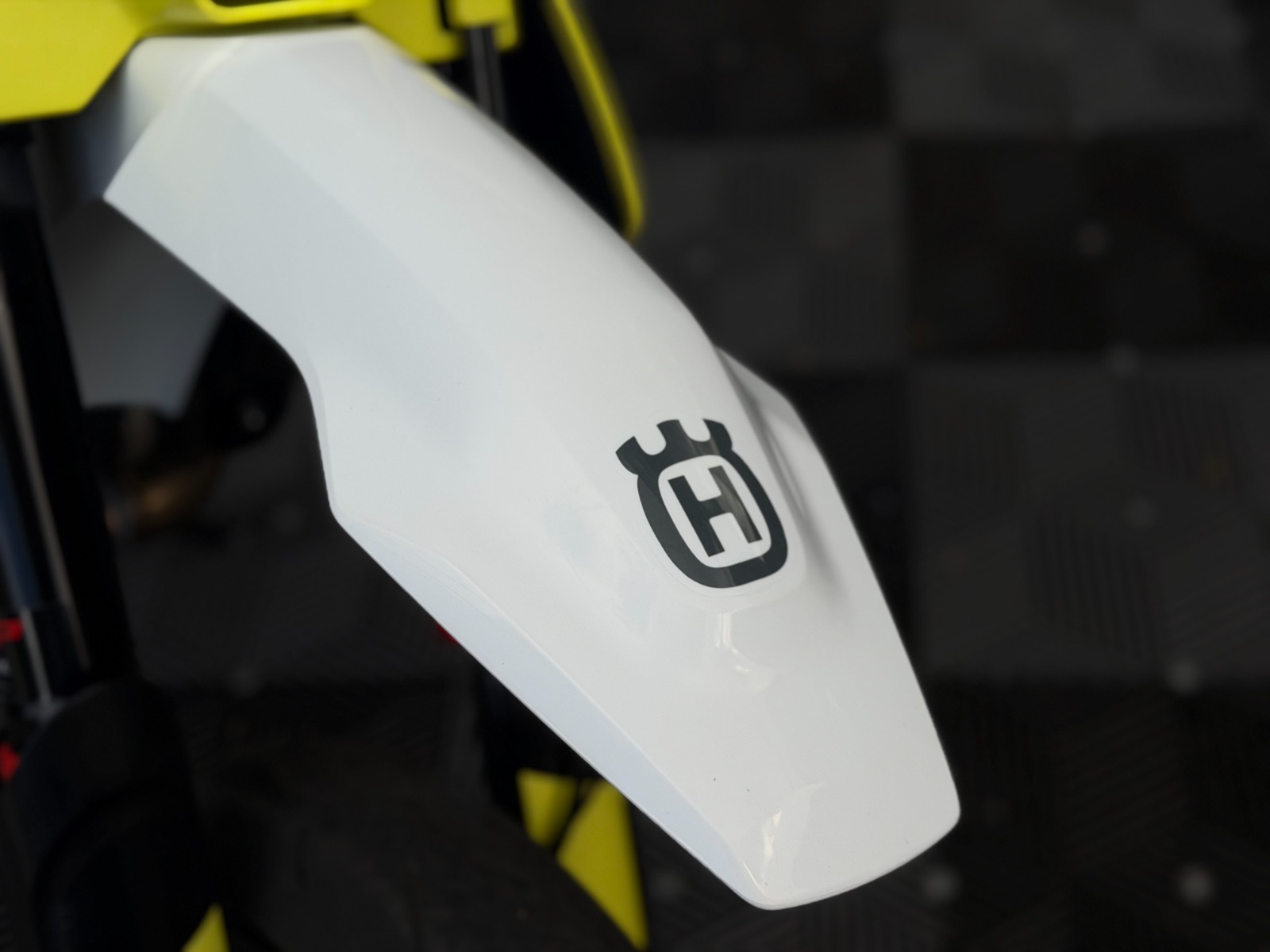 Husqvarna 701 Supermoto 2026 375 km Amarillo Blanco - Image 23