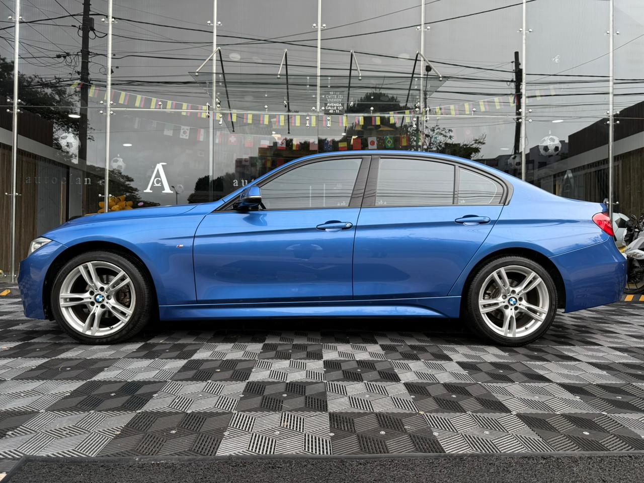 BMW 320i Serie 3 2015 58.000km Azul Metalizado Gasolina - Image 3