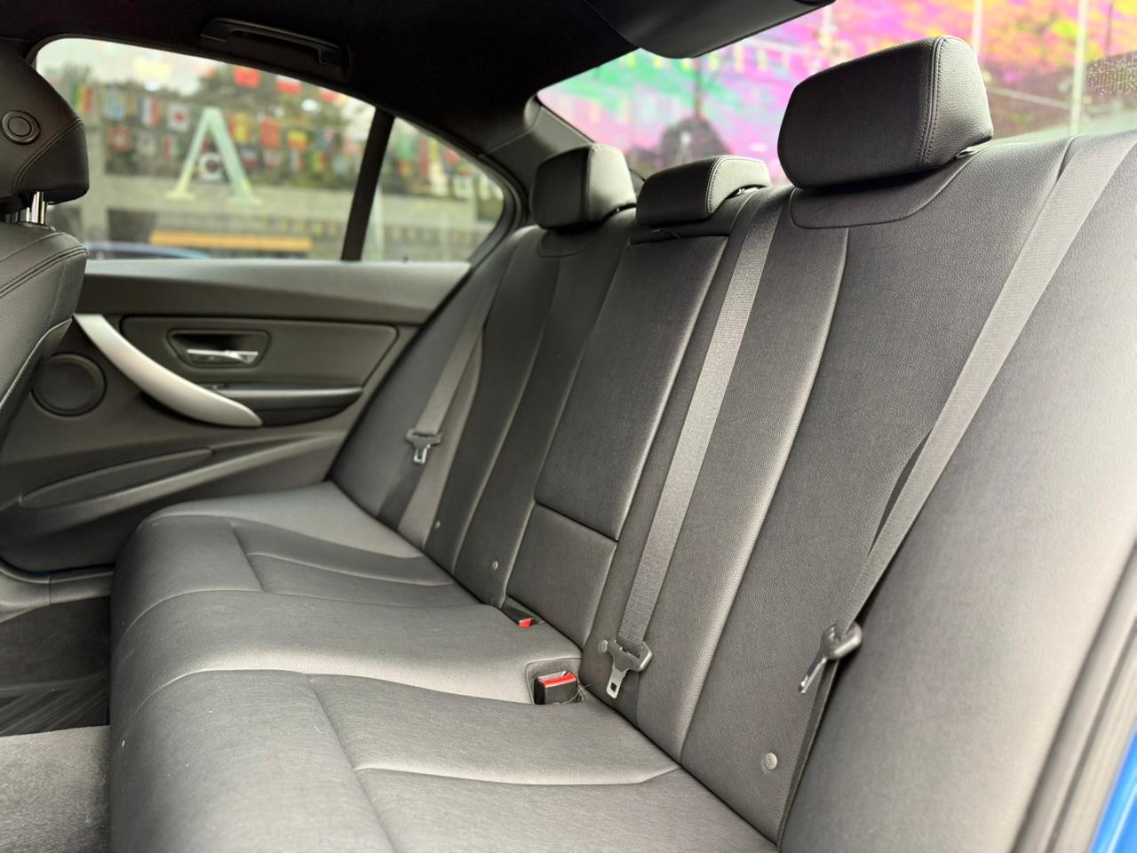 BMW 320i Serie 3 2015 58.000km Azul Metalizado Gasolina - Image 14