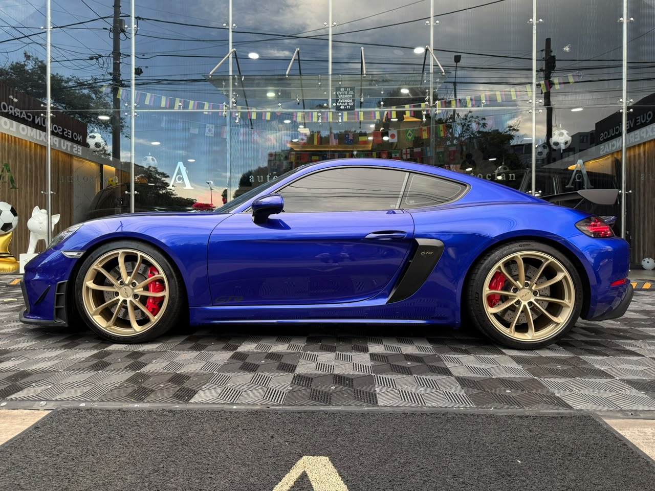 Porsche 718 Cayman GT4 2020 - Image 3