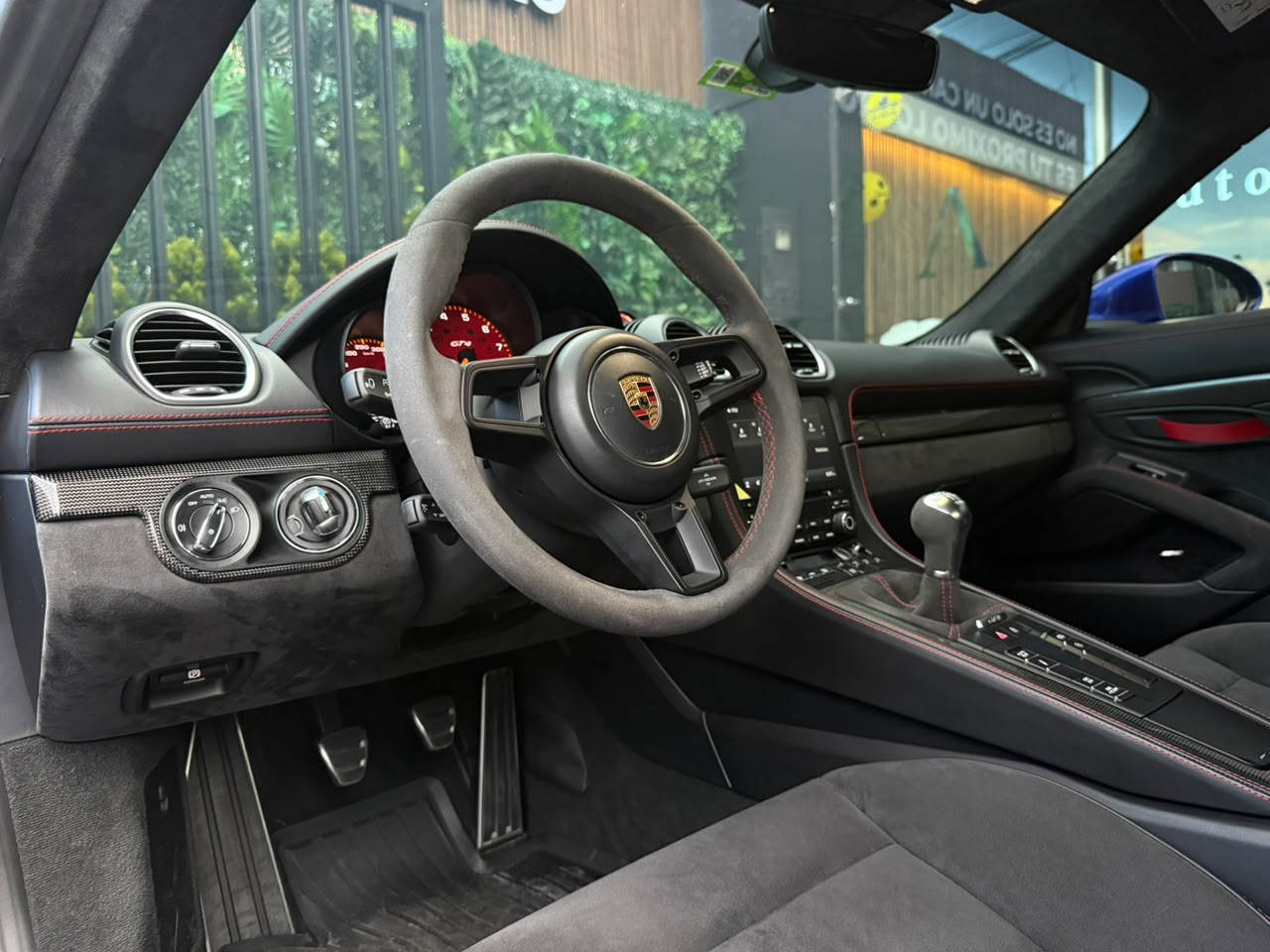 Porsche 718 Cayman GT4 2020 - Image 16