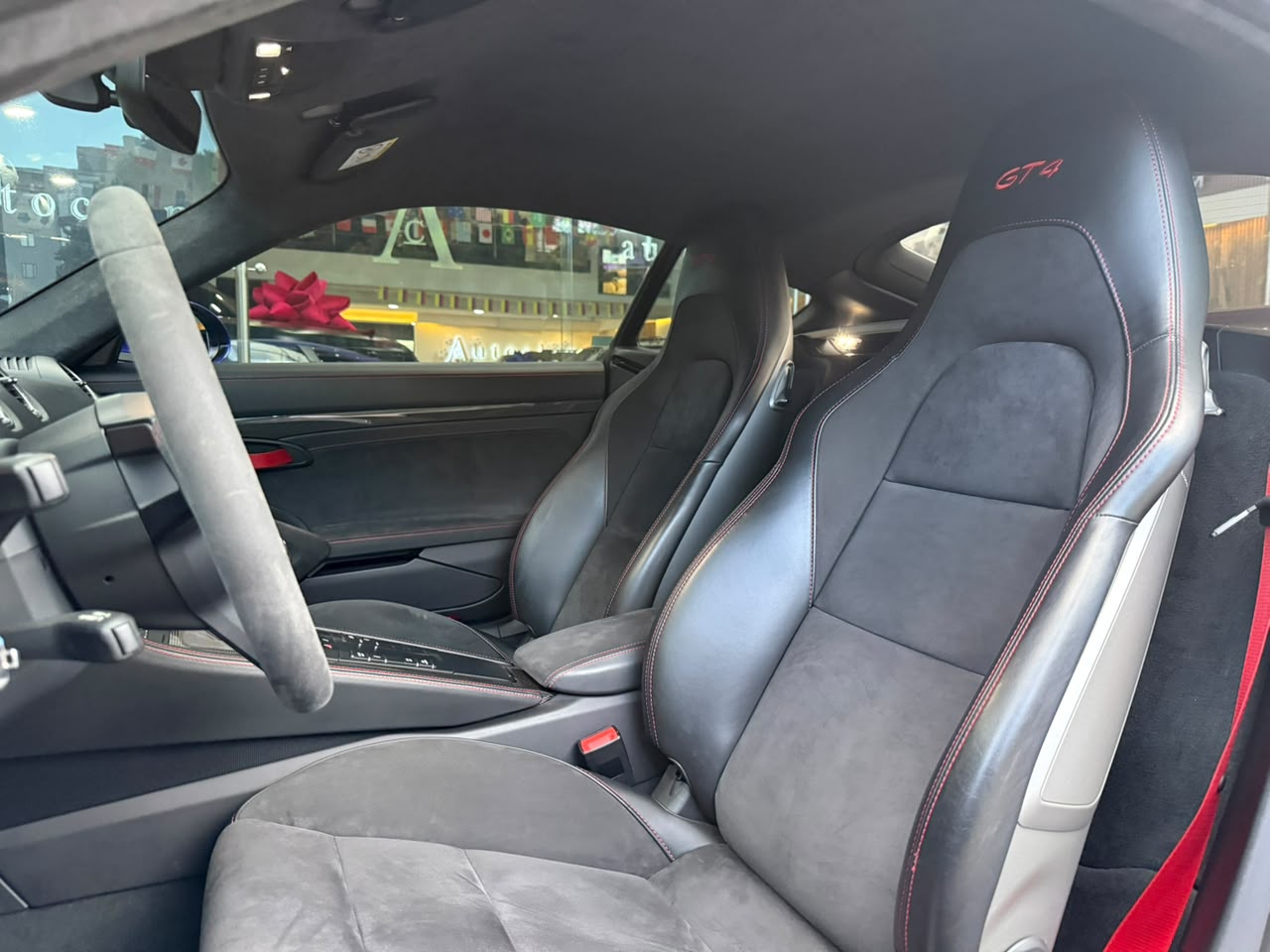 Porsche 718 Cayman GT4 2020 - Image 11