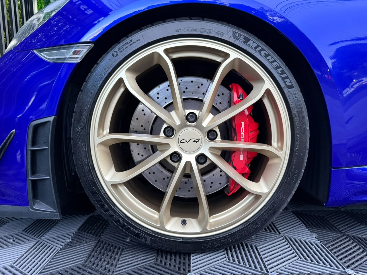 Porsche 718 Cayman GT4 2020 - Image 9
