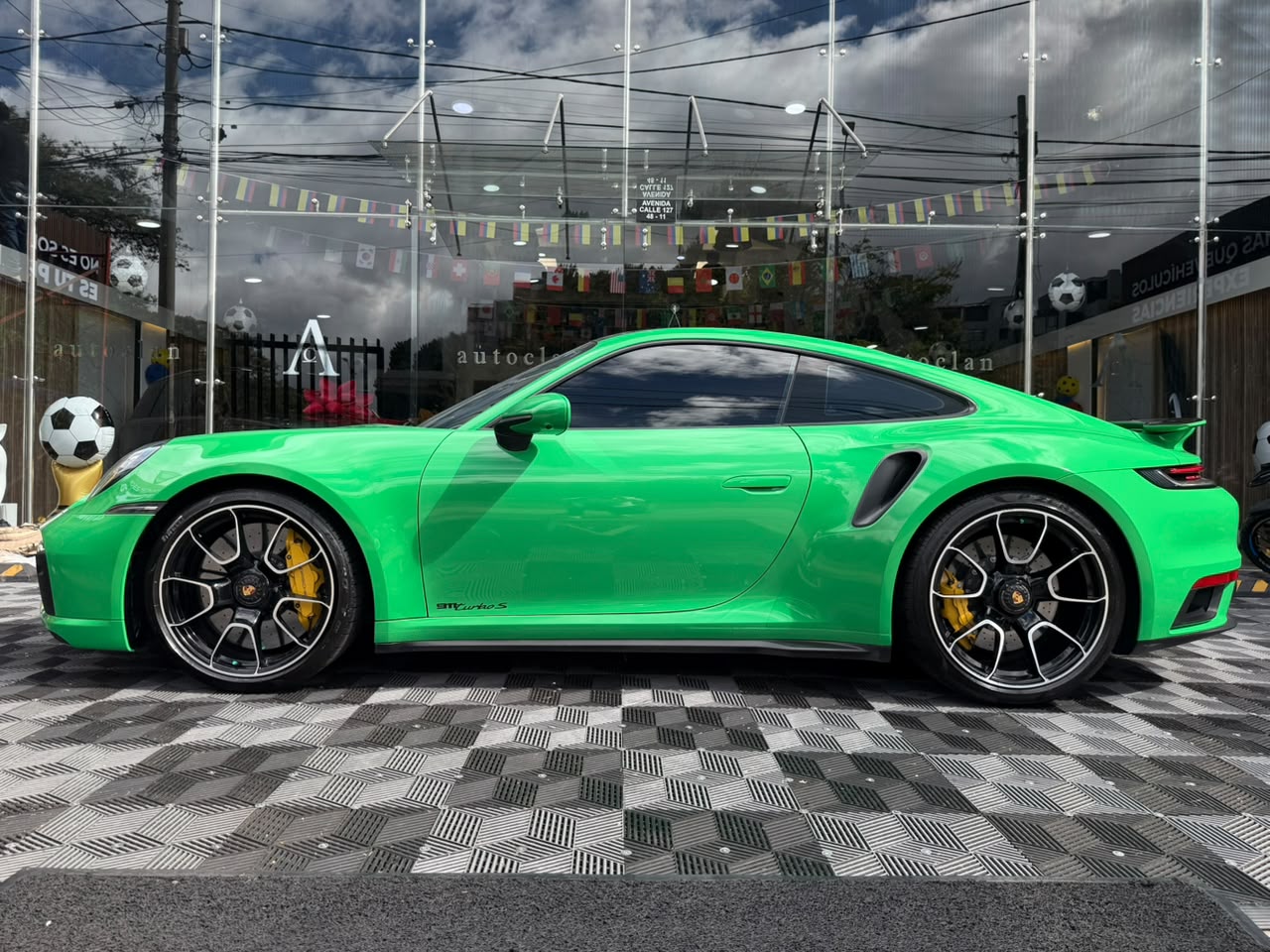Porsche 911 Turbo S 2021 - Image 3
