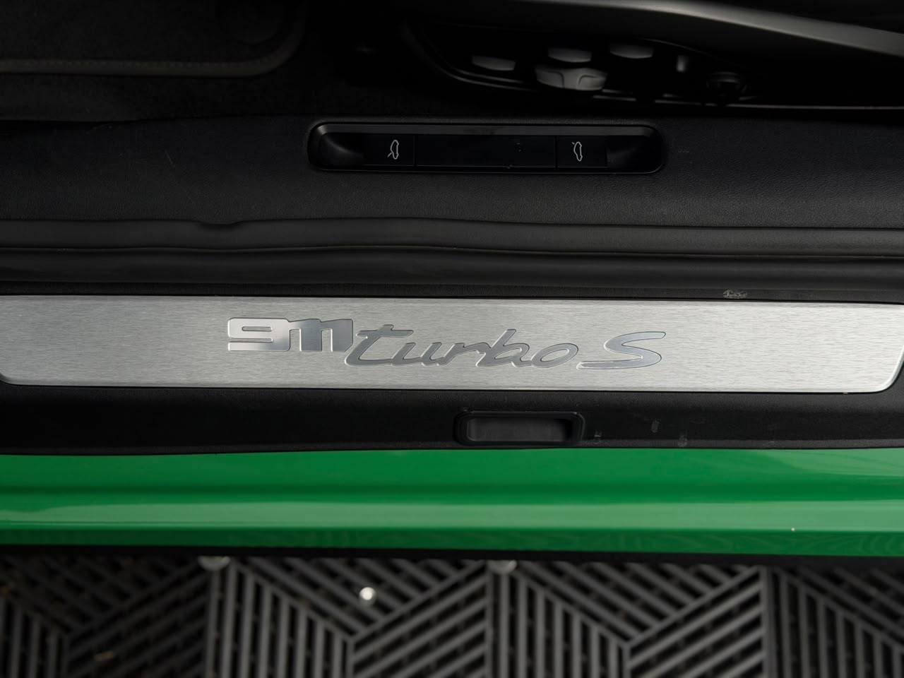 Porsche 911 Turbo S 2021 - Image 17