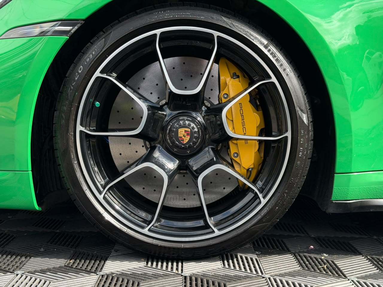 Porsche 911 Turbo S 2021 - Image 18