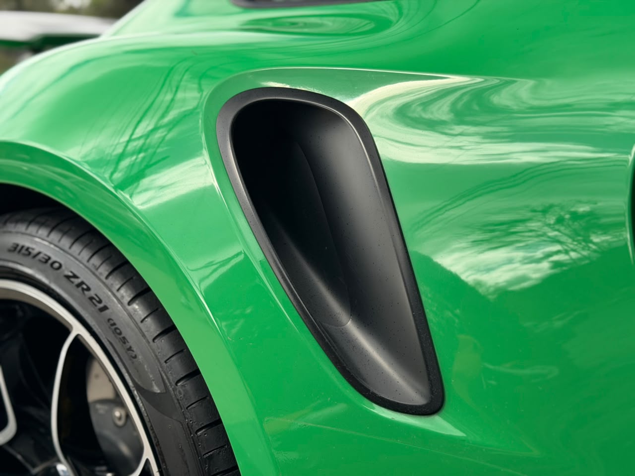 Porsche 911 Turbo S 2021 - Image 19