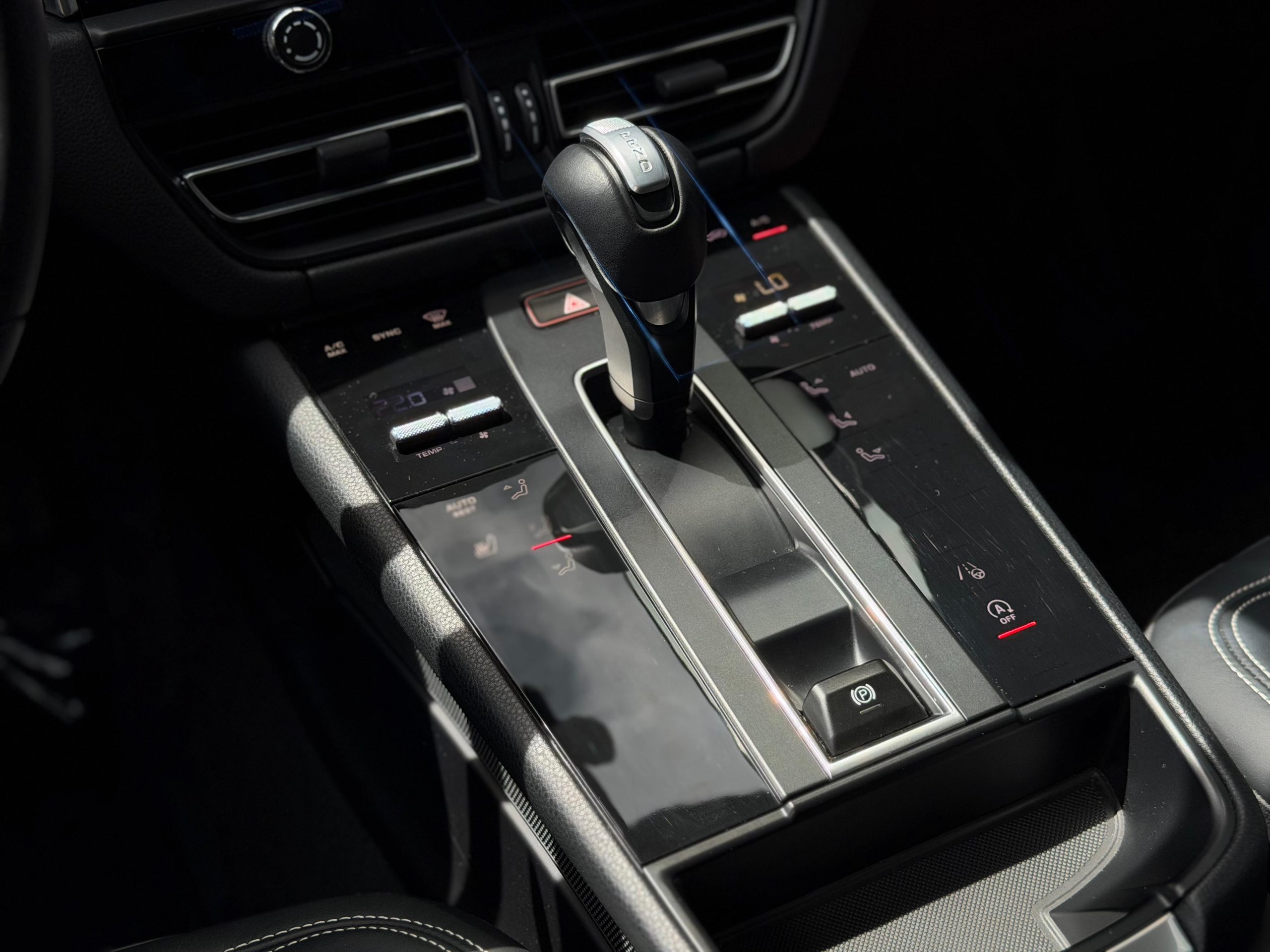 Porsche Macan T 2024 - Image 12