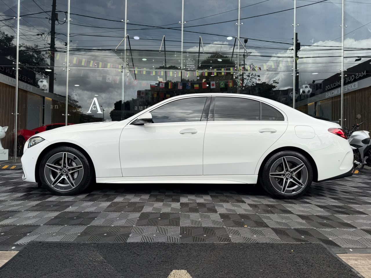 Mercedes-Benz C 350e 2024 - Image 3